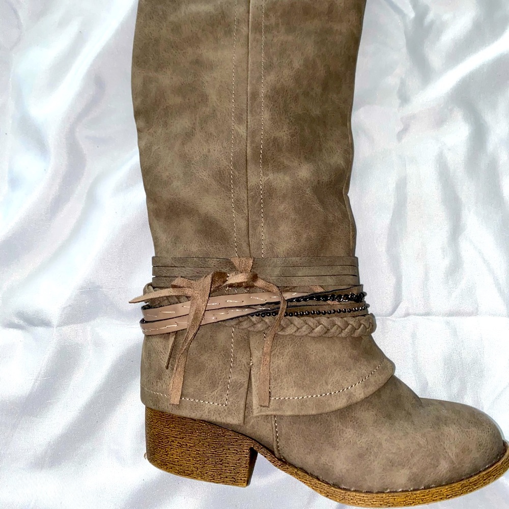 A Fun mix of western style, this fashion boot in faux leather.